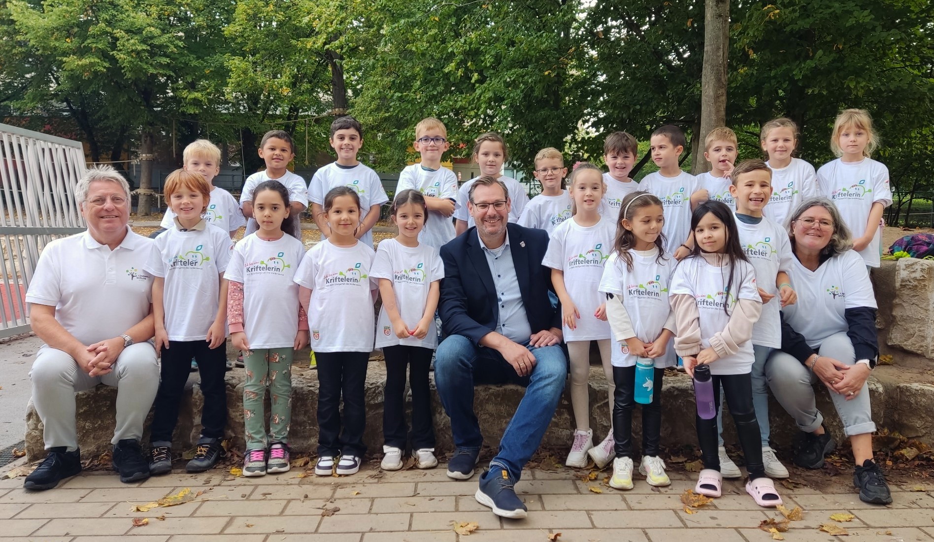 Die ERstklässler mit Schulleiter, Lehrerin und Bürgermeister.