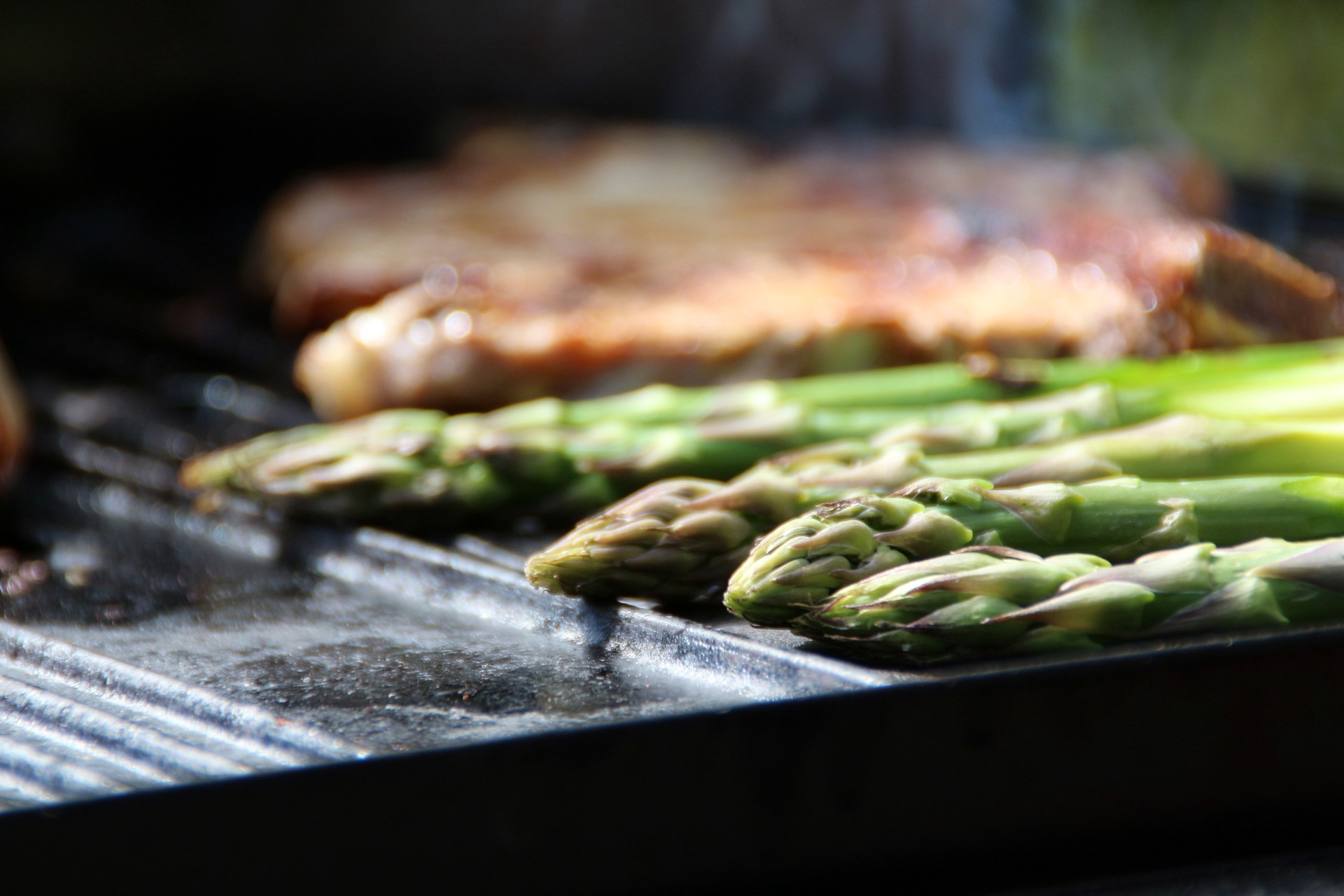 Spargel und Fleisch auf dem Grill.