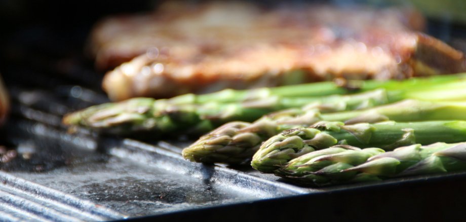 Spargel und Fleisch auf dem Grill.