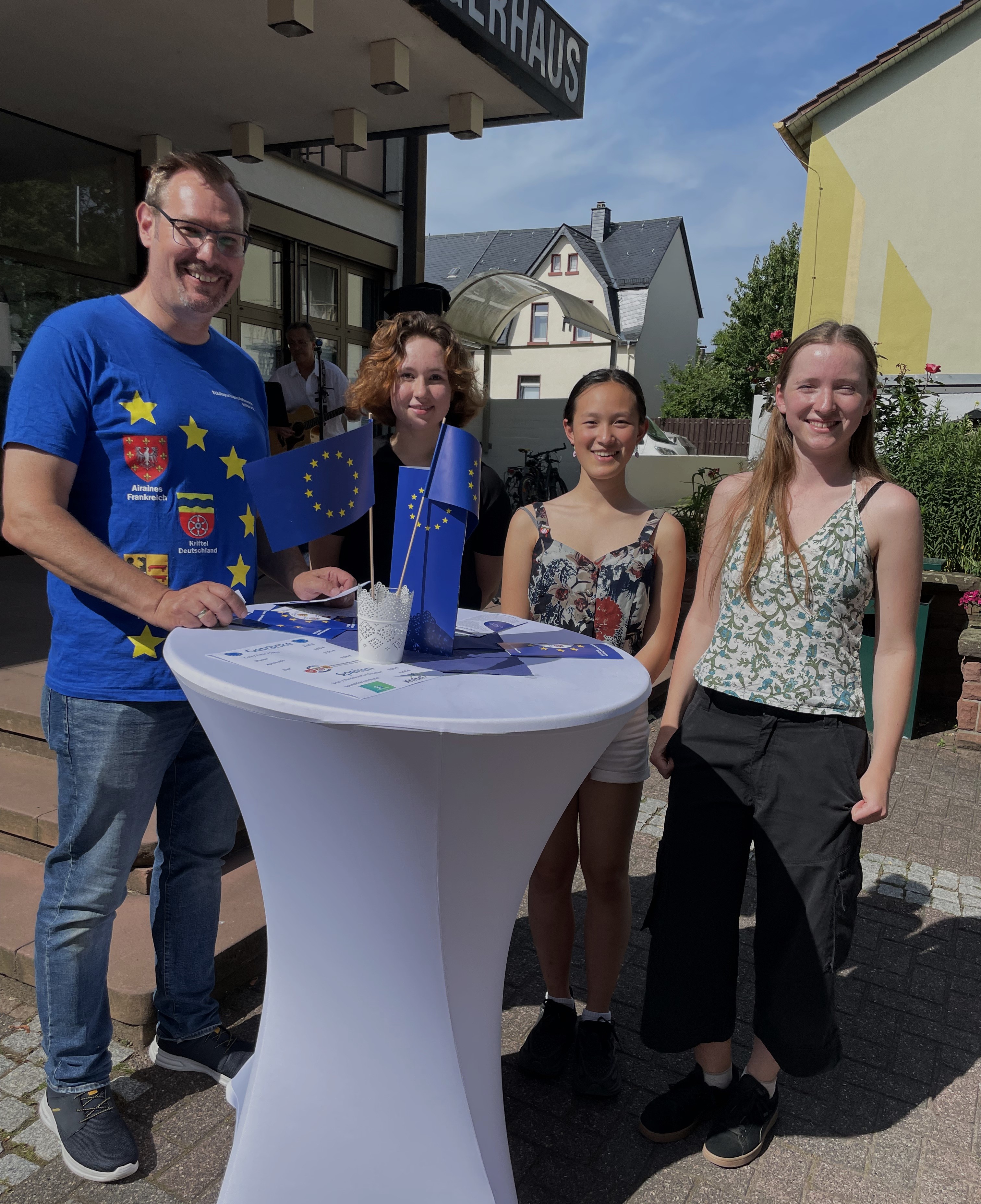 Bürgermeister SEitz im Europa-Shirt neben Jugendlichen.