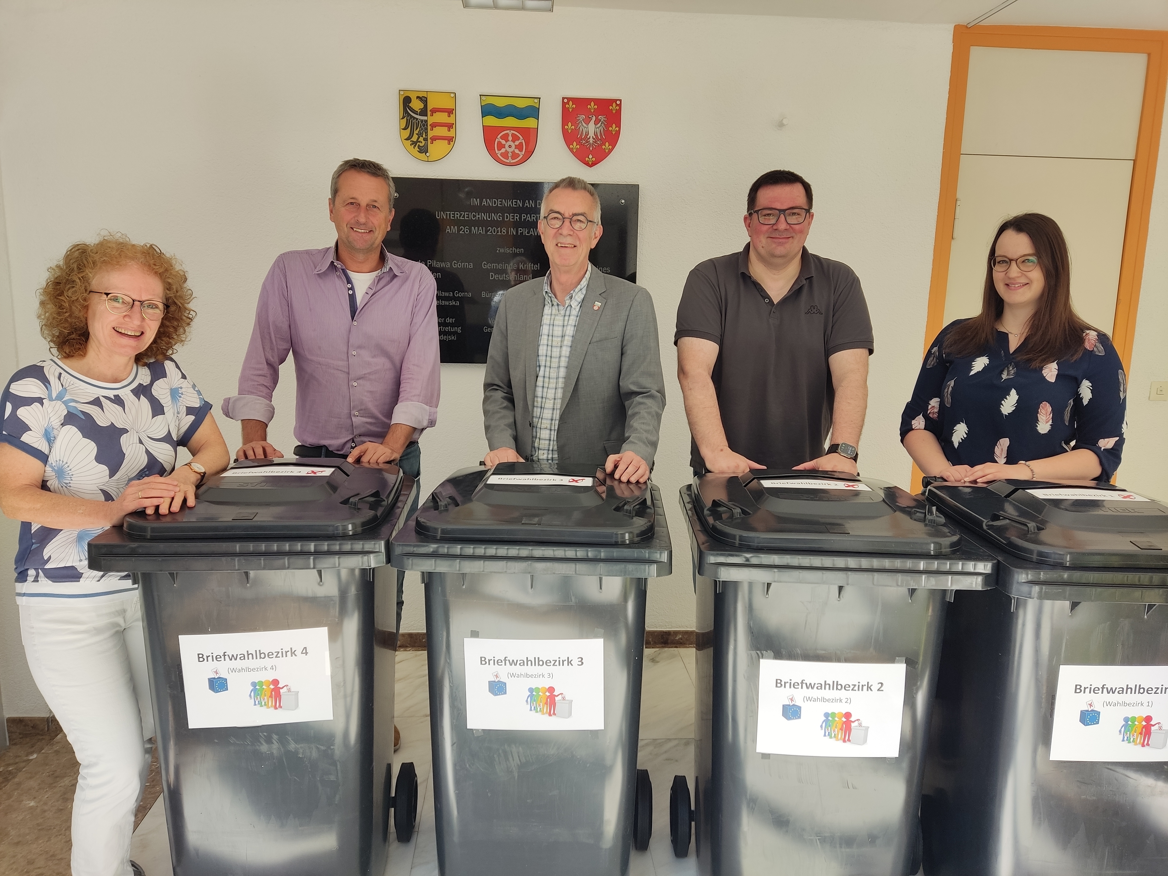 Das Team Wahlen vor den Wahlurnen.