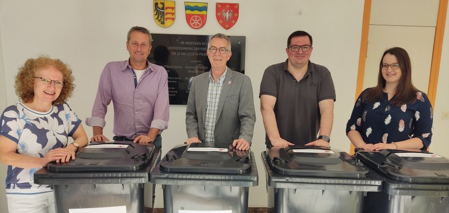 Das Team Wahlen vor den Wahlurnen.
