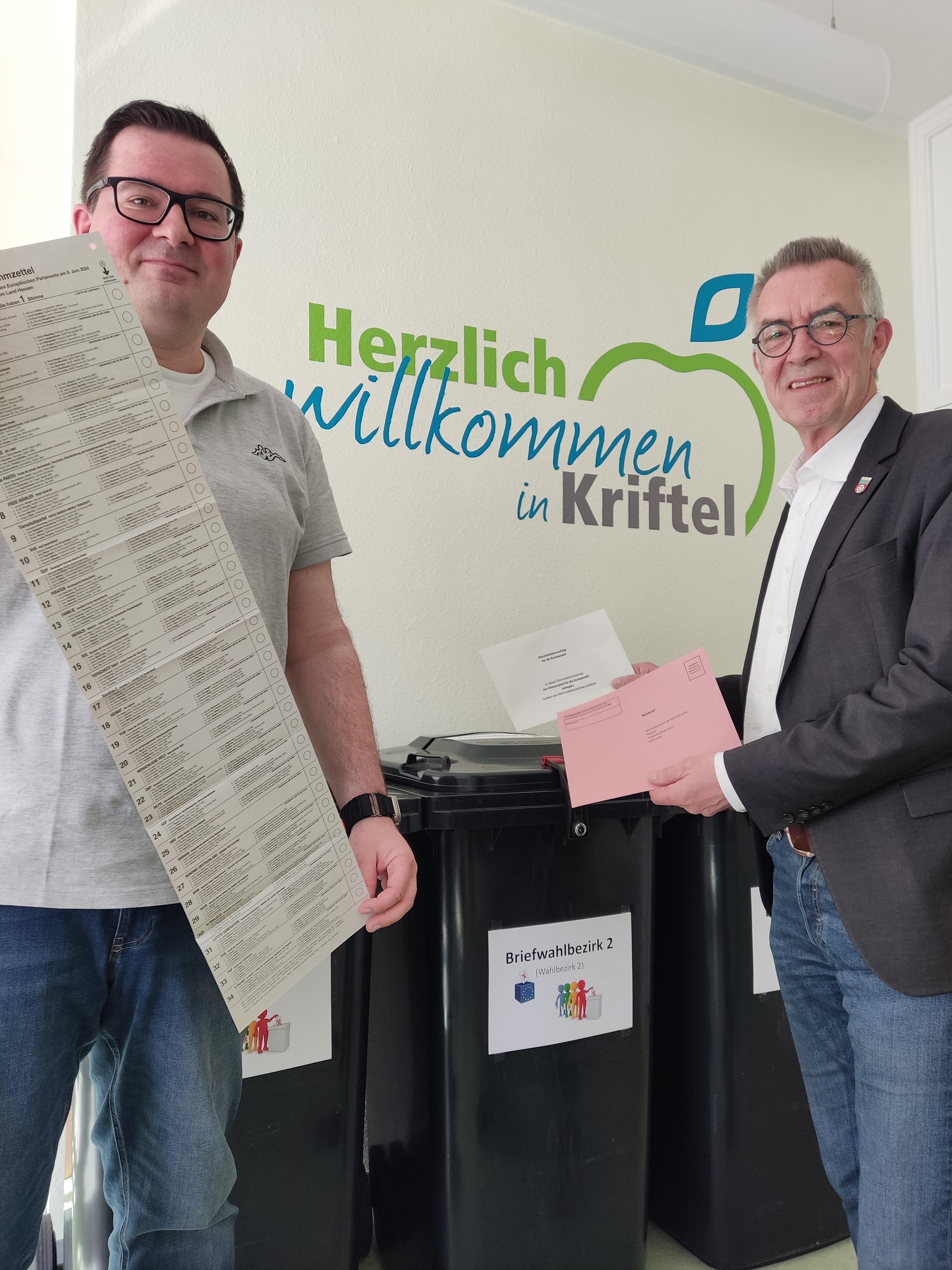 Sander und Jirasek mit Wahlzettel vor der Wahlurne.
