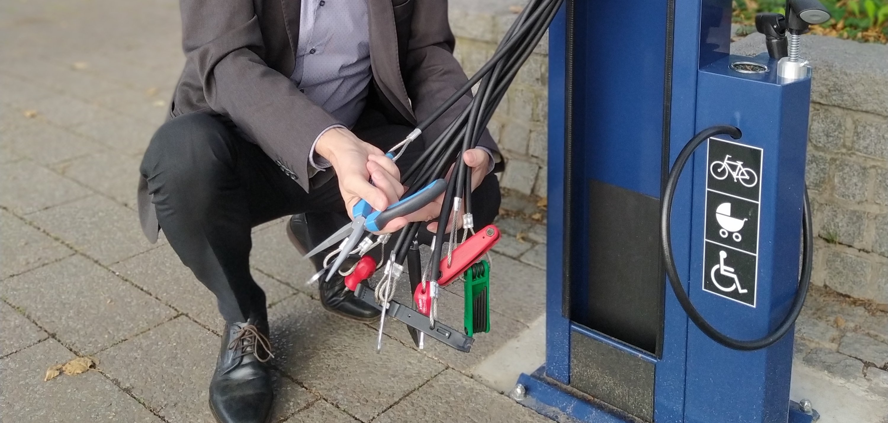 Der Erste Beigeordnete an der Fahrradreparaturstation am Bahnhof.