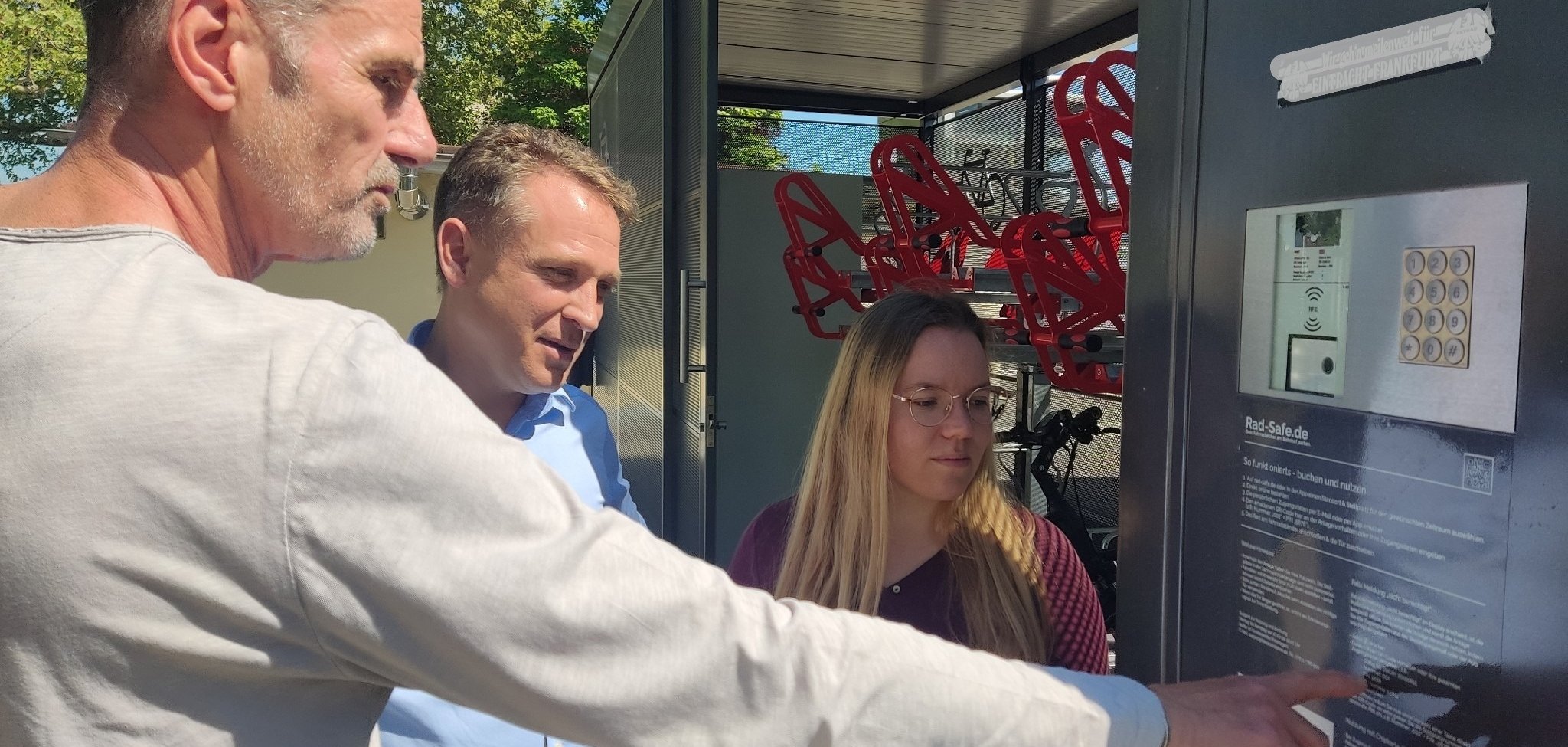 Der ERste Beigeordnete mit Kollegen am Buchungsterminal.