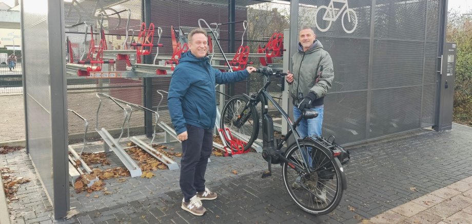 Mohr und Knittel vor der Anlage.
