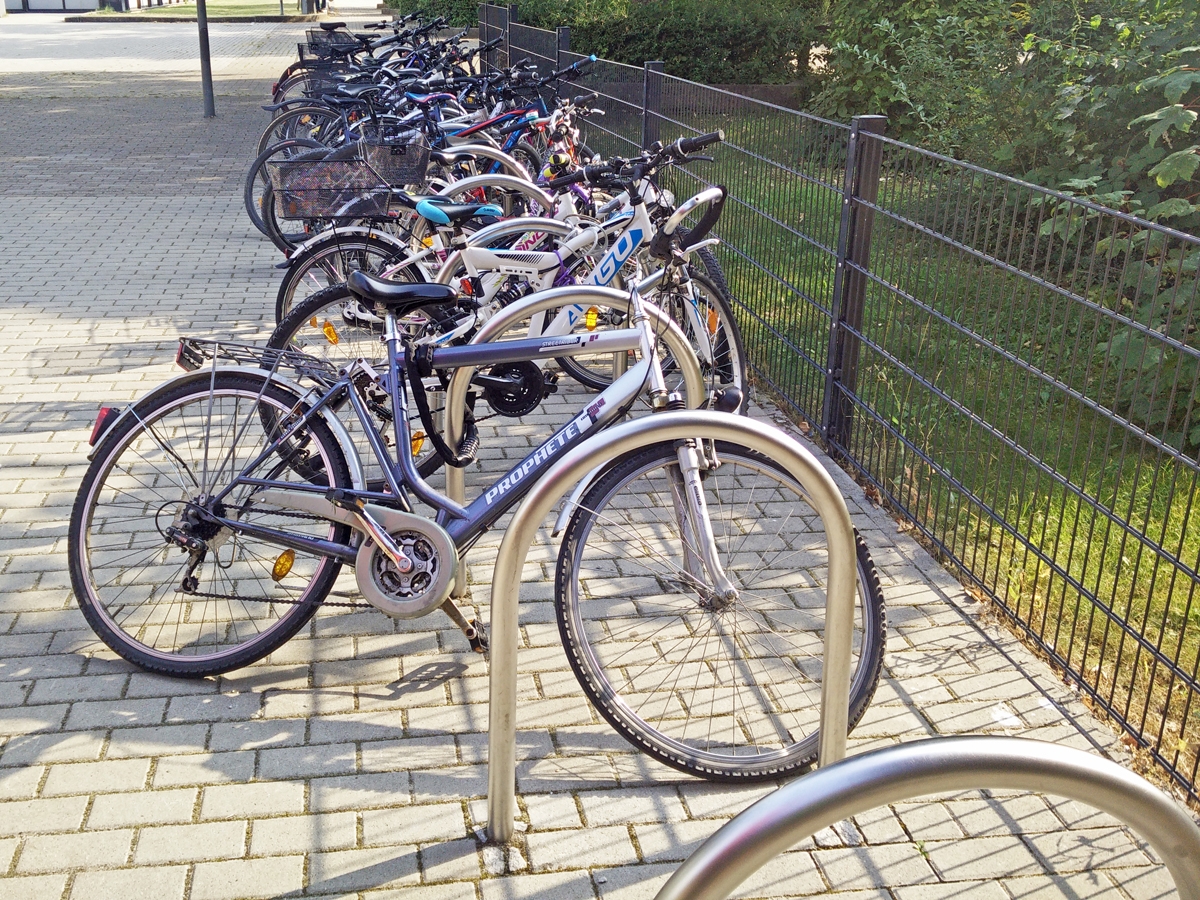 Ein überfüllter Fahrradständer.