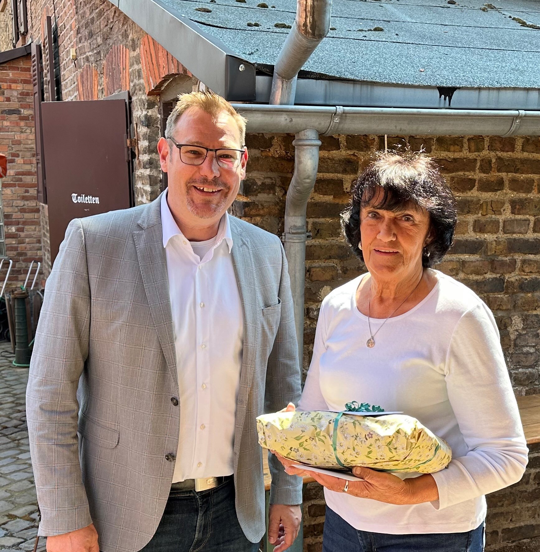 Bürgermeister Seitz und Faller in der Hofreite.