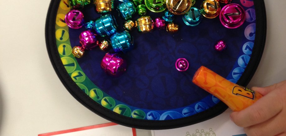 Ein Spiel mit bunten Kugeln.