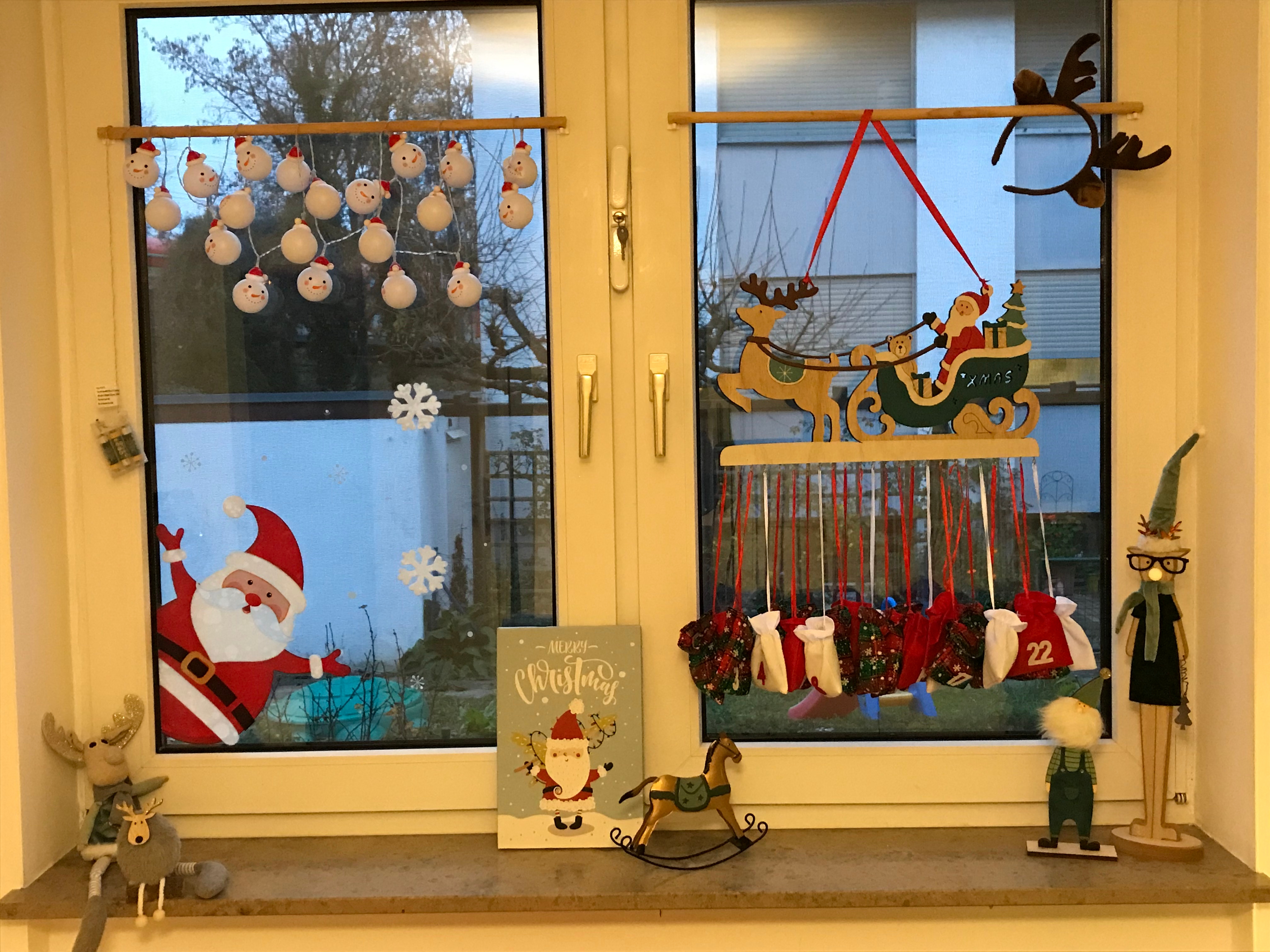 Ein weihnachtlich geschmücktes Fenster.