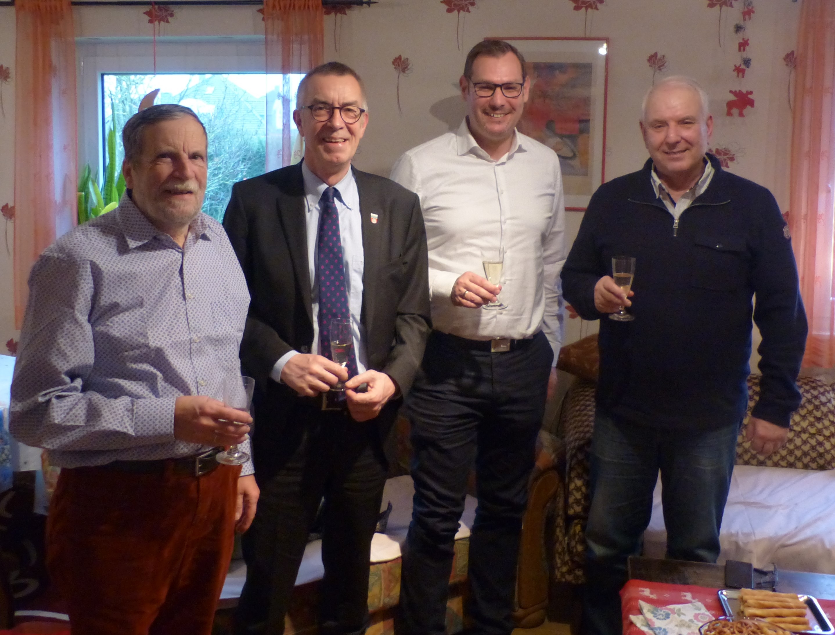 Ferdinand Dillmann zuhause mit Jirasek, Seitz und Knopf.