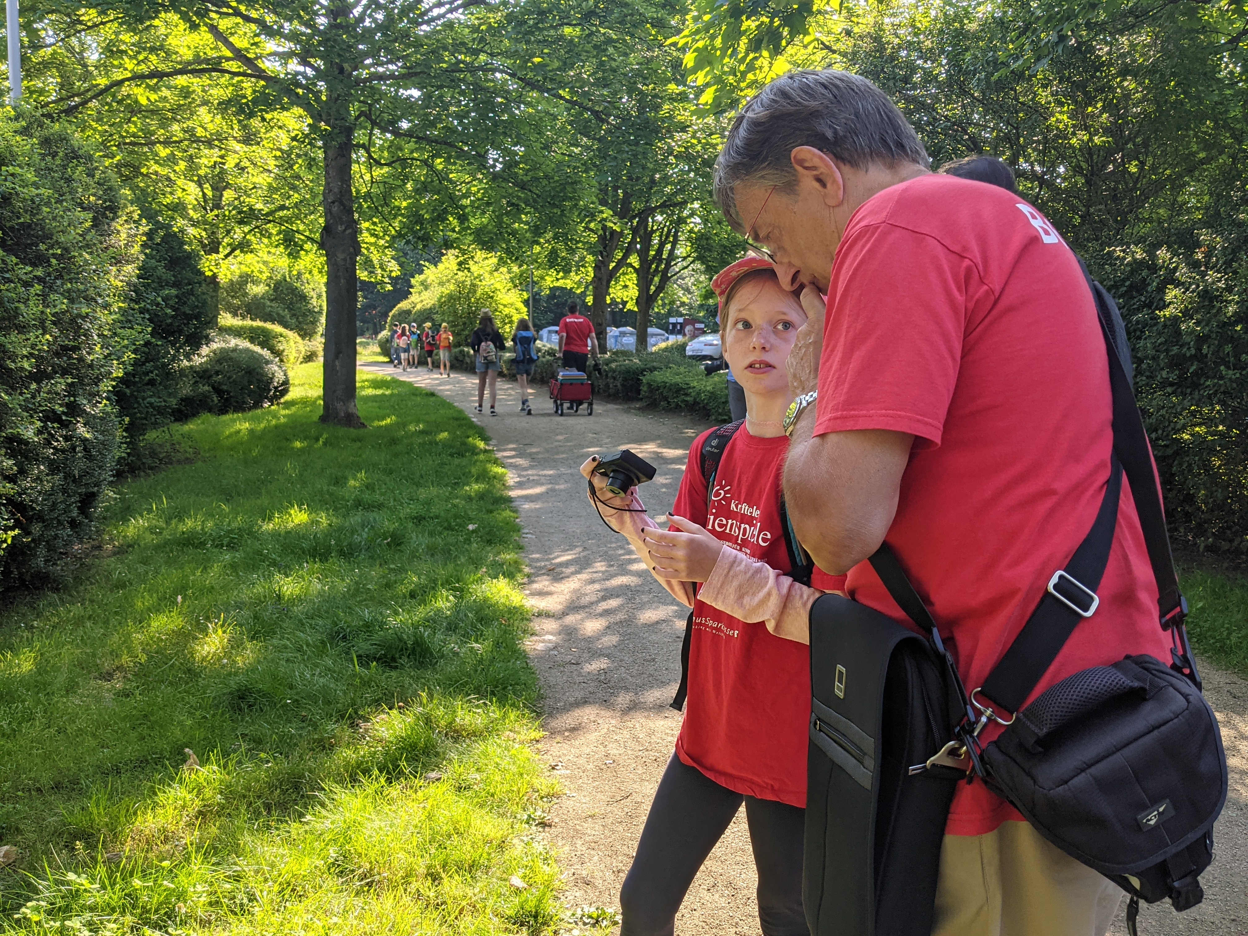 Schülerin und Lehrer mit der Kamera.