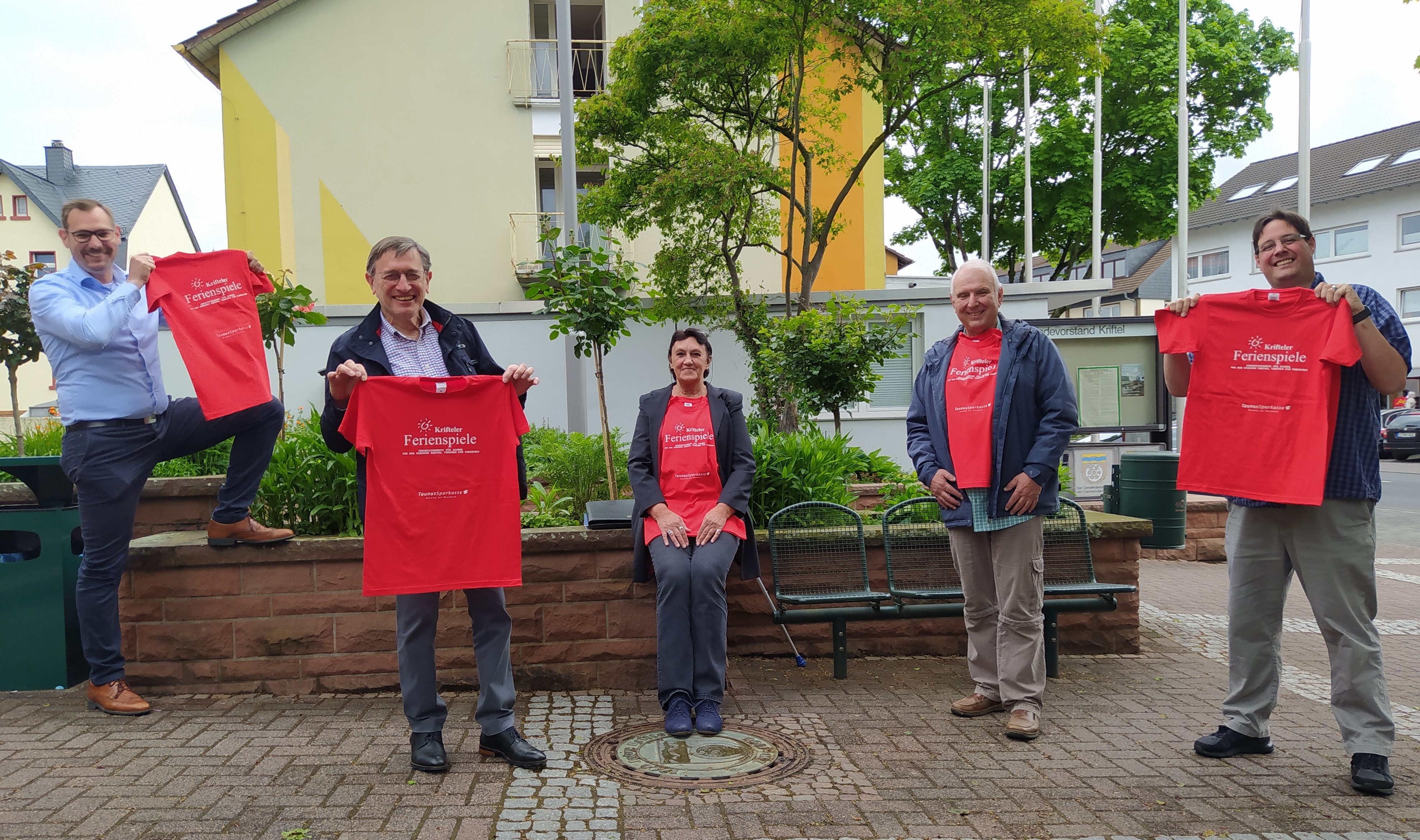 Das Orgateam mit roten Tshirts vor dem rathaus.