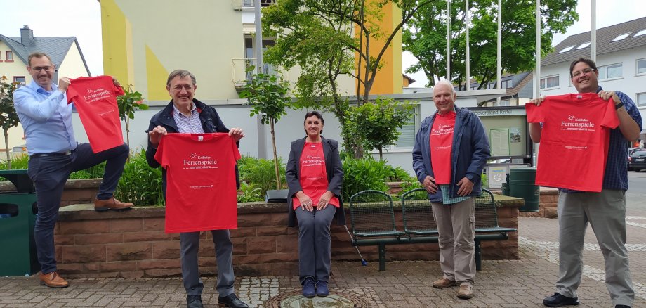 Das Orgateam der Ferienspiele mit Bürgermeister präsentiert die roten Ferienspiel-Shirts.