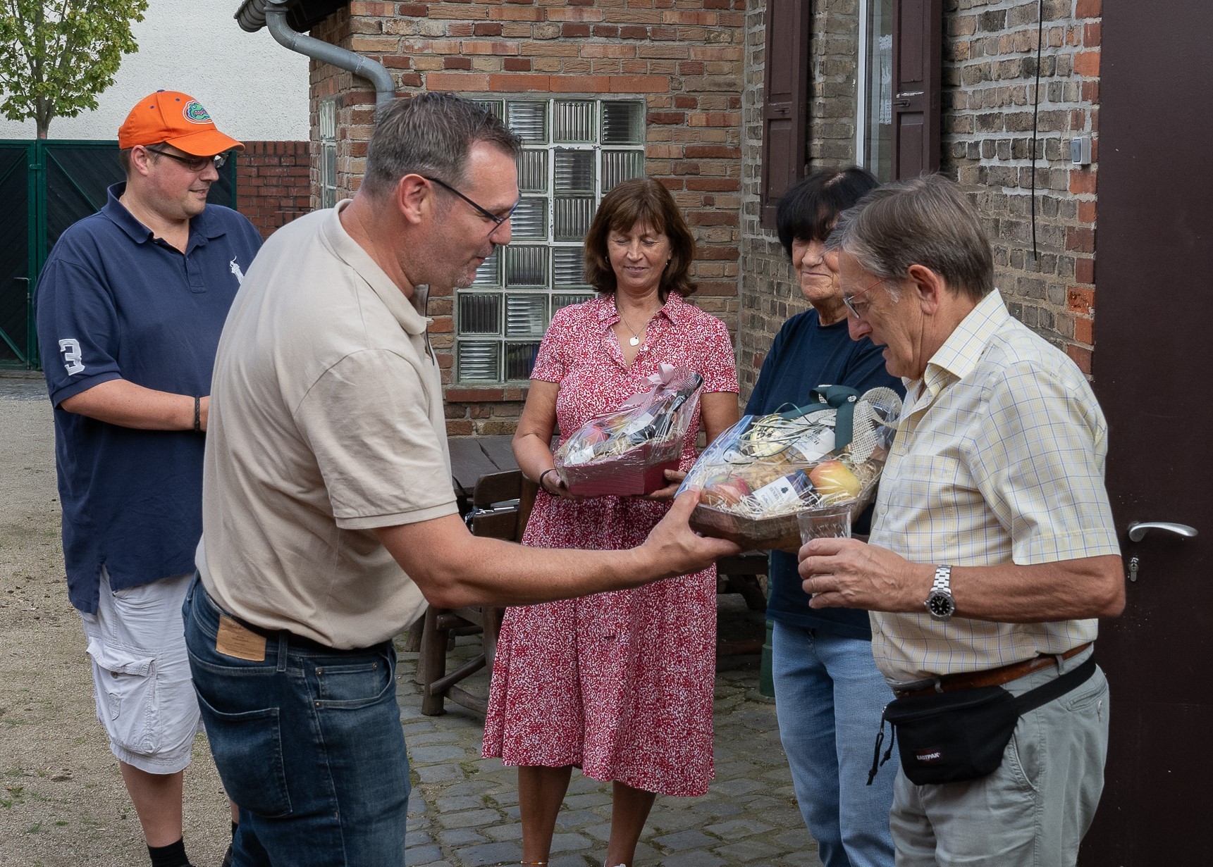 Bürgermeister übergibt Geschenke ans Orgateam.