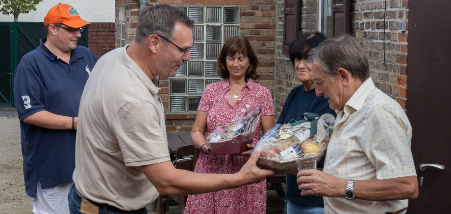 Bürgermeister übergibt Geschenke ans Orgateam.