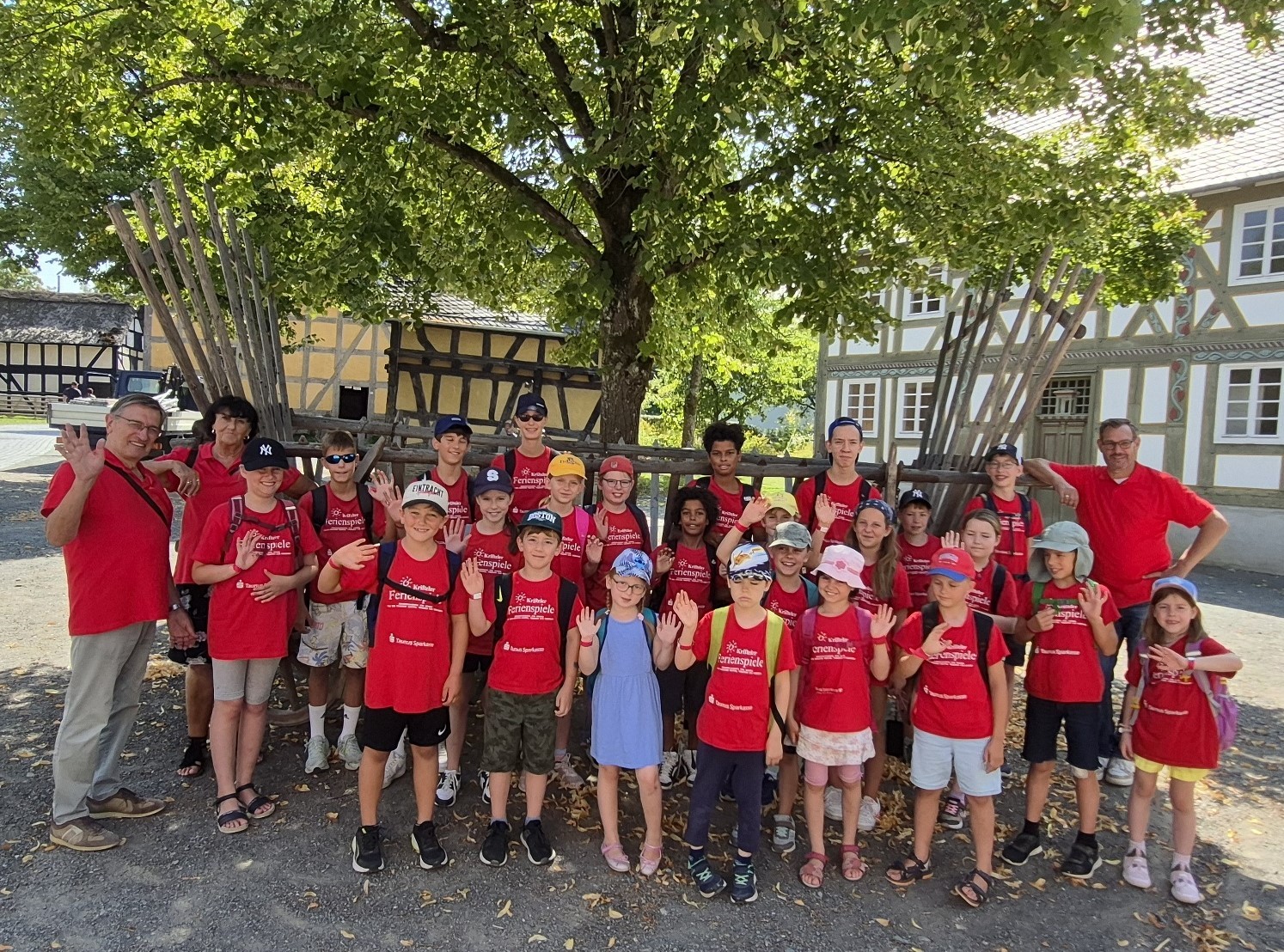 Bürgermeister mit einer großen Gruppe von Ferienspielkindern.