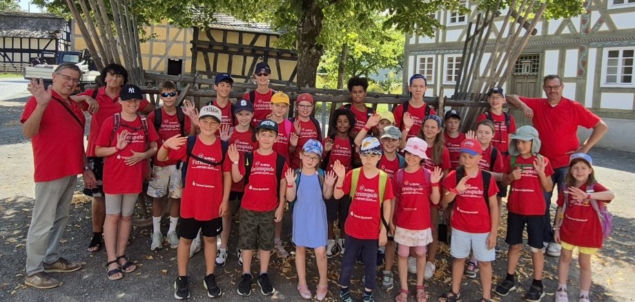 Bürgermeister mit einer großen Gruppe von Ferienspielkindern.