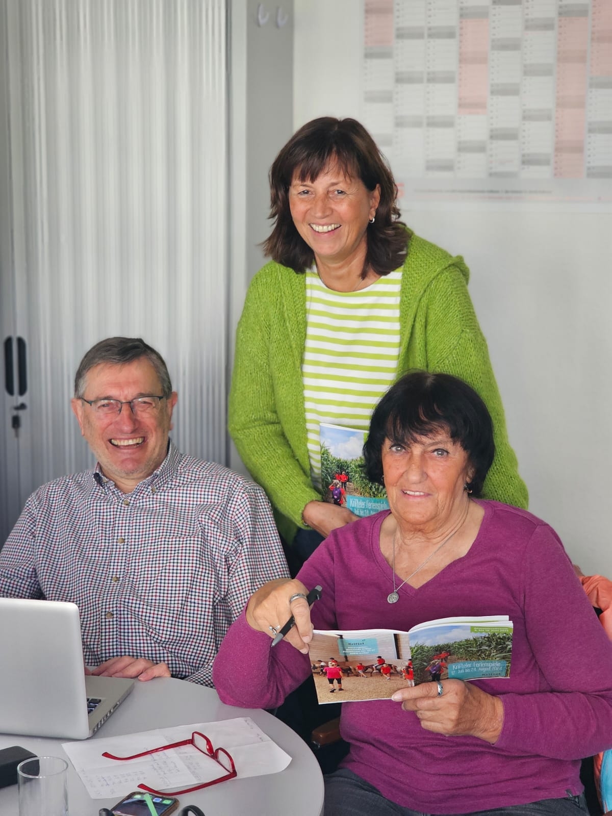 Das Orgateam der Ferienspiele lacht.