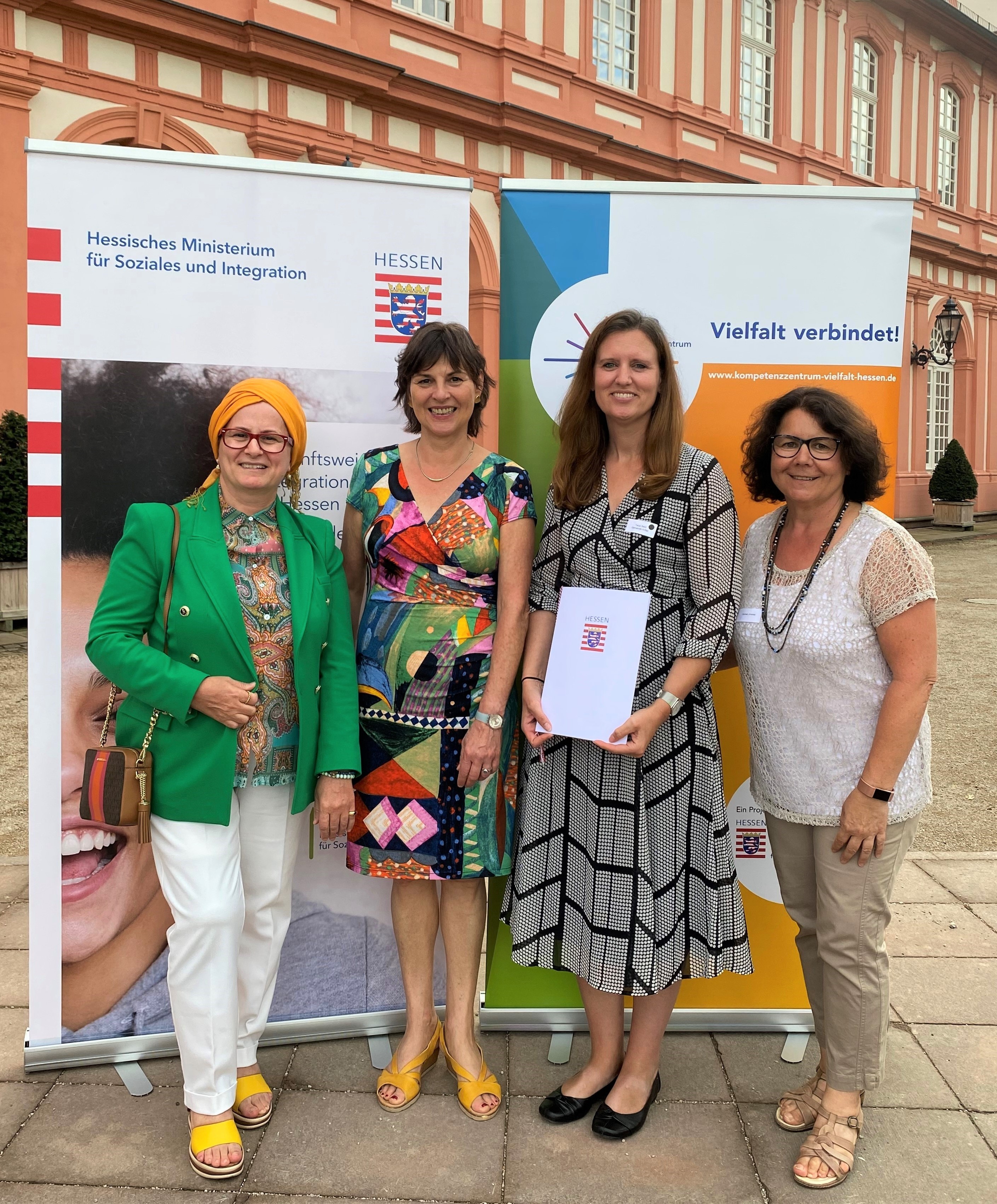 Tanja Seitz mit Urkunde und Ministerin vor dem Biebricher Schloss.