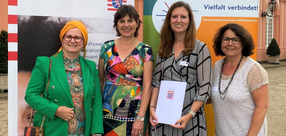 Tanja Seitz mit Urkunde und Ministerin vor dem Biebricher Schloss.