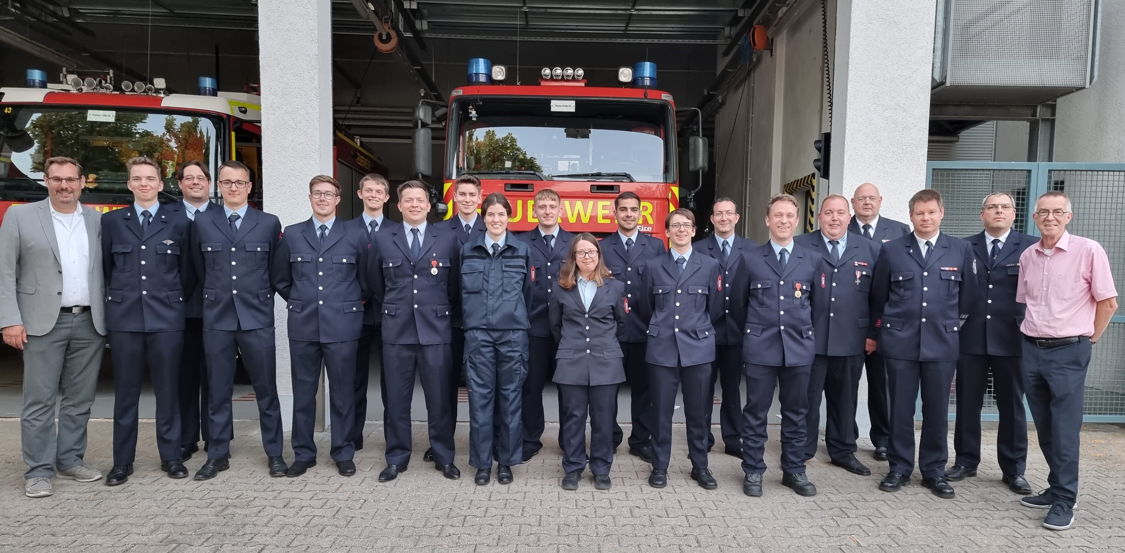 Die Gruppe der Geehrten und Beförderten.