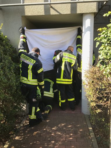Die Feuerwehrleute der Tierrettungsgruppe MTK spannen eine Decke.