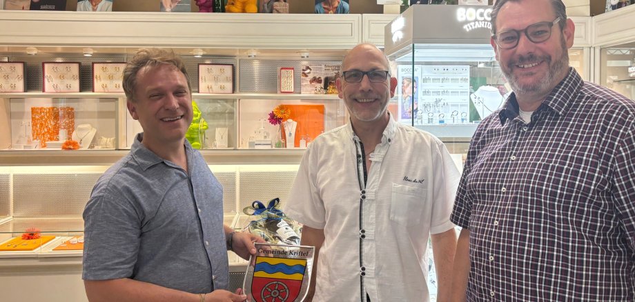 Seitz, Mohr und Pompe im Juweliergeschäft.