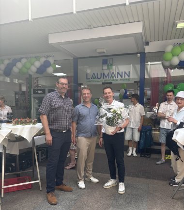 Laumann, Seitz und Mohr vor dem Geschäft.