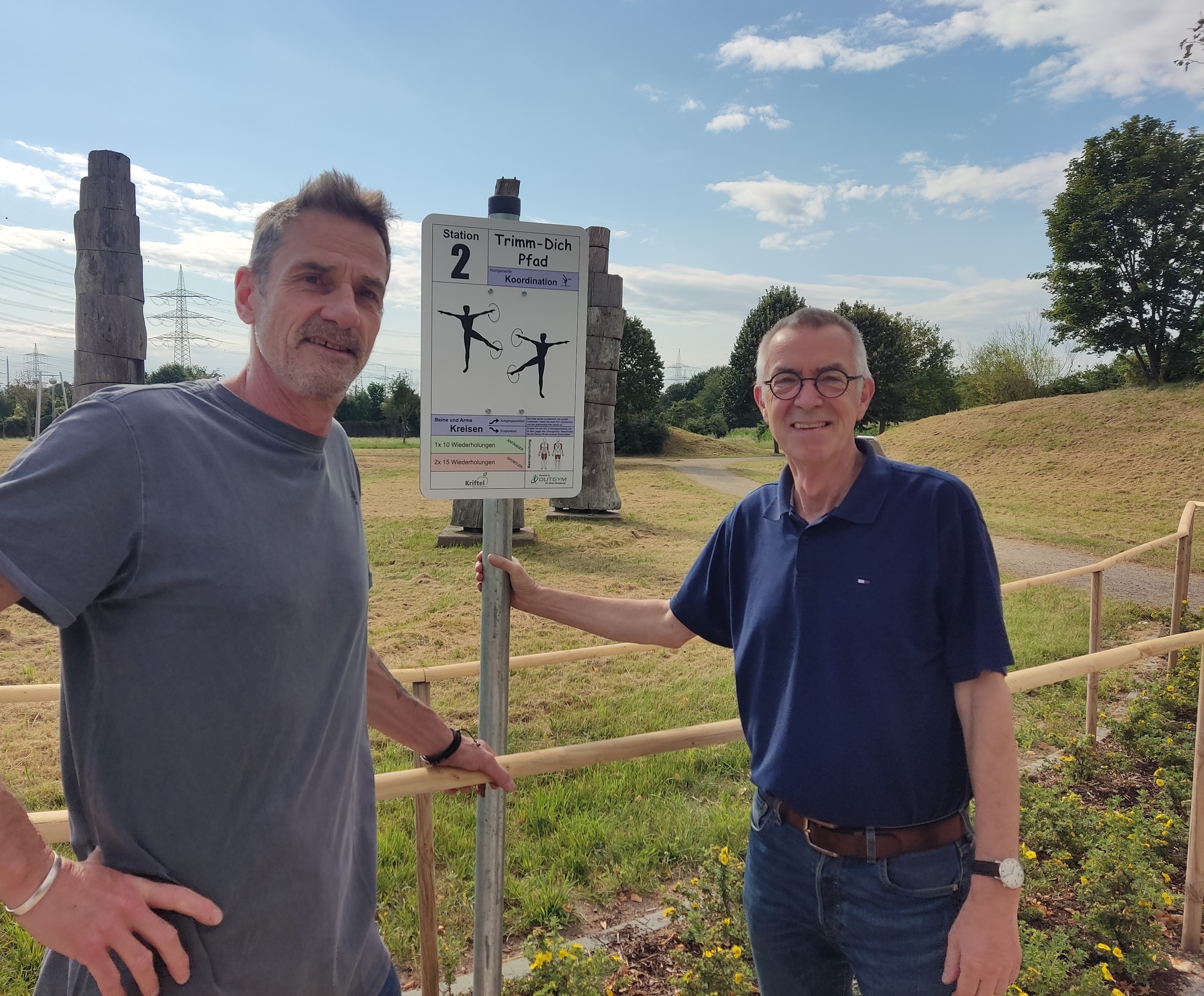 Knittel und Jirasek neben einem Schild.