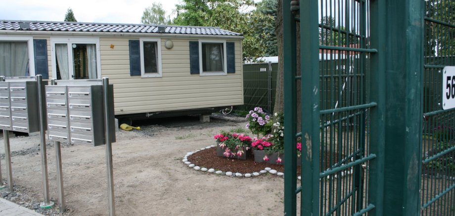 Blick auf ein Mobilhome in der Flüchtlingsunterkunft.