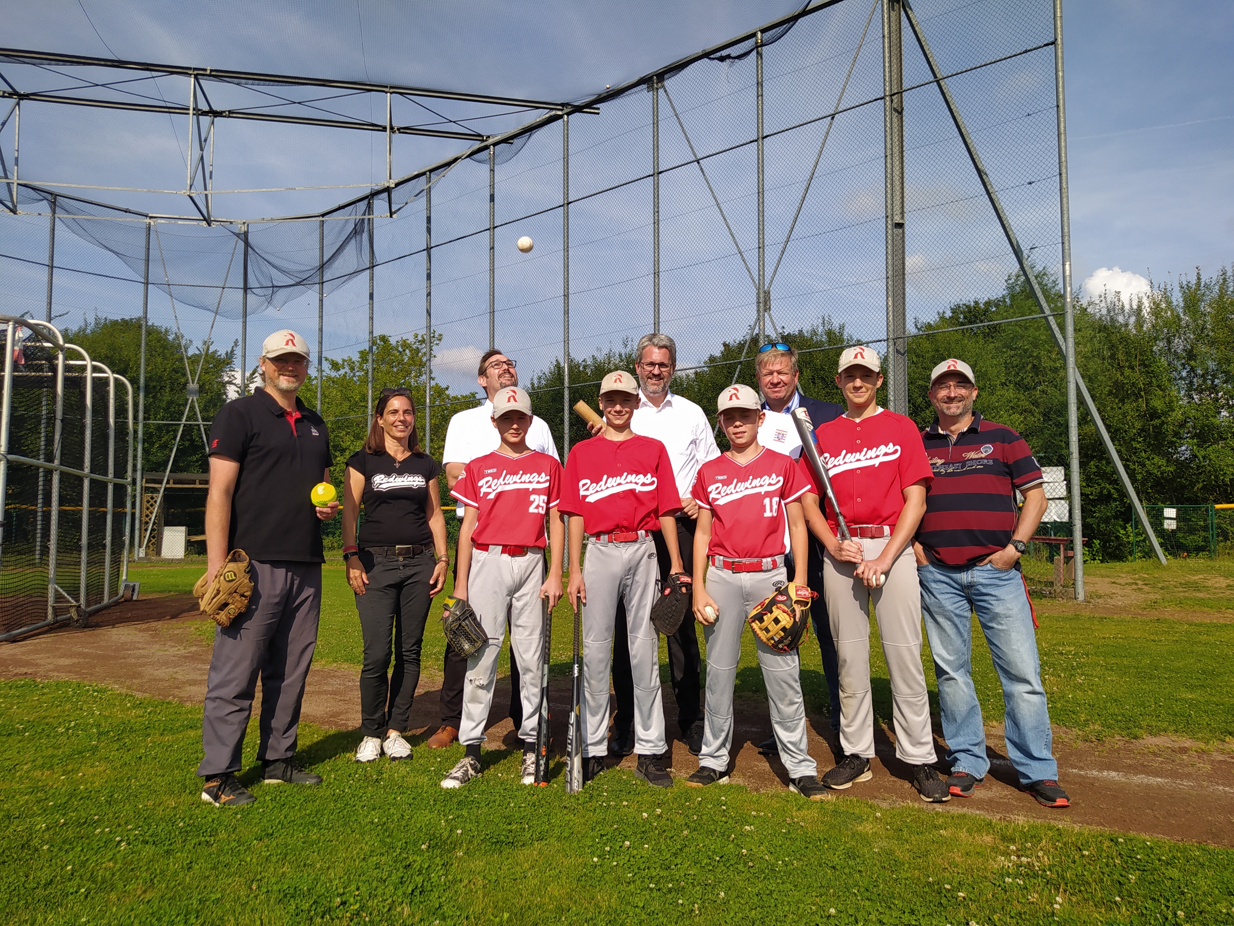 Gruppenbild auf Vereinsplatz mit Minister.