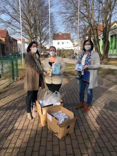 Vertreter des Fördervereins übergeben Spiele an die Schulleitung.