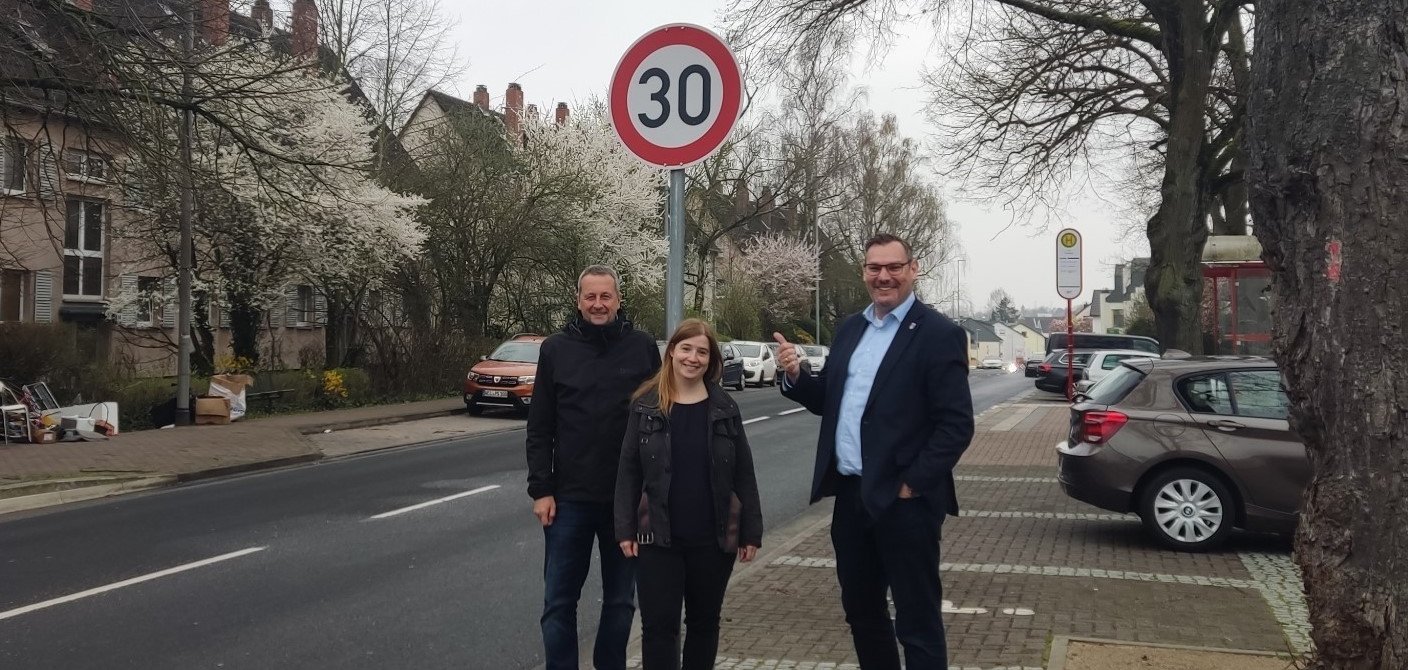 SEitz und Ordnungsamtsmitarbeiter neben einem neuen Schild.