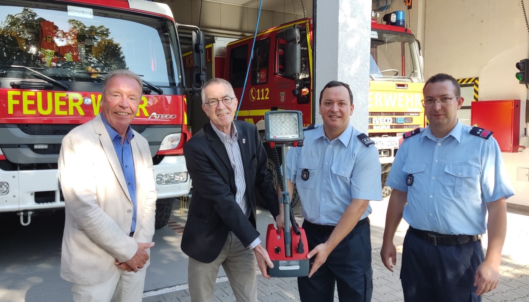 Die Übergabe des LED-Strahlers.