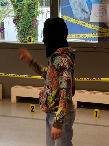 Kind als Räuber verkleidet mit Strumpfmaske.