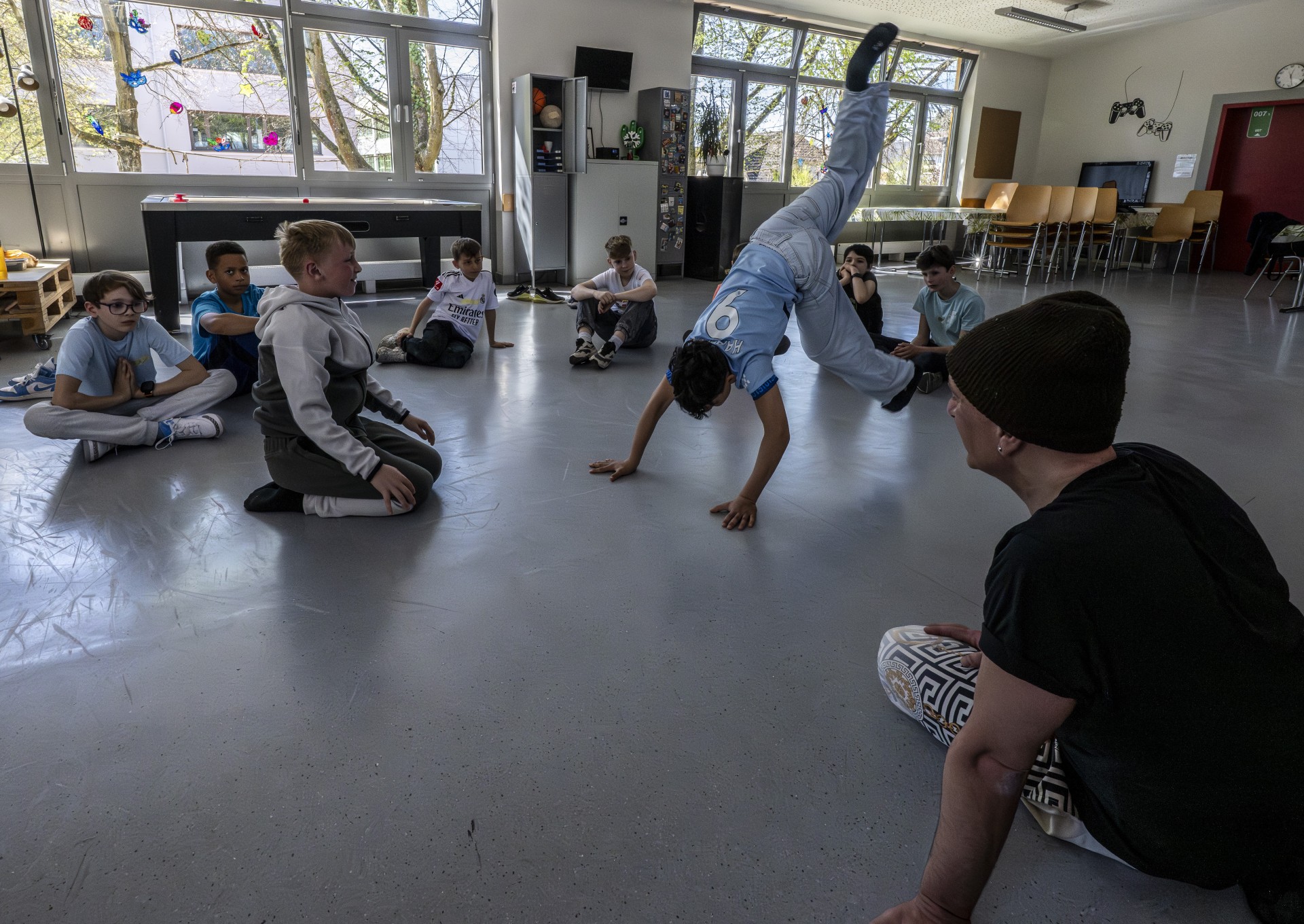 Kind versucht Handstand.