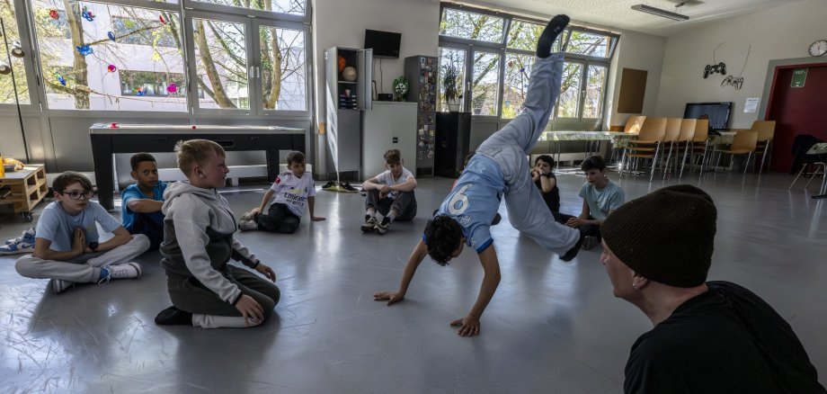 Kind versucht Handstand.