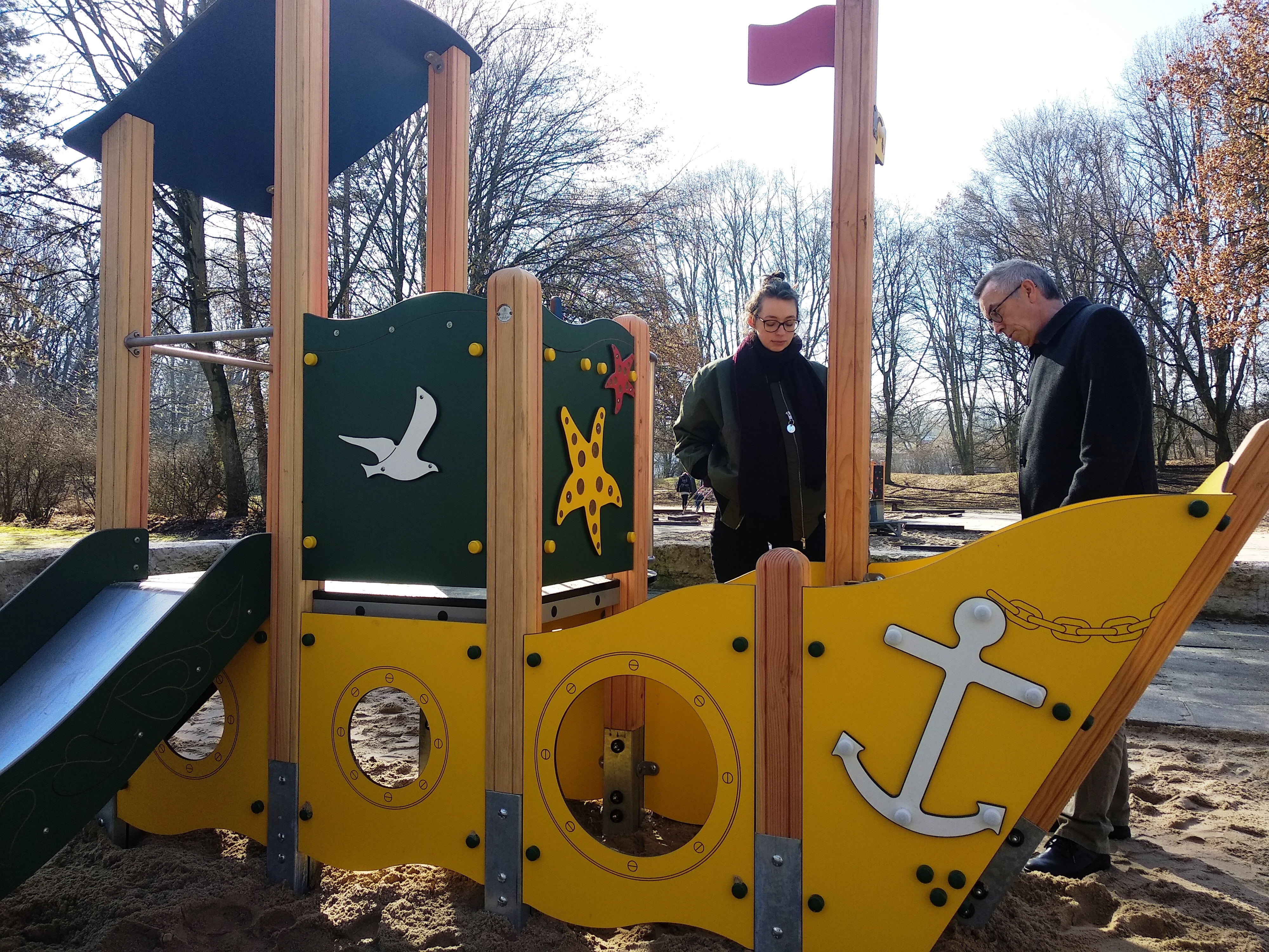 Franz Jirasek und Katharina Keib besichtigen das neue Spielgerät im Freizeitpark.