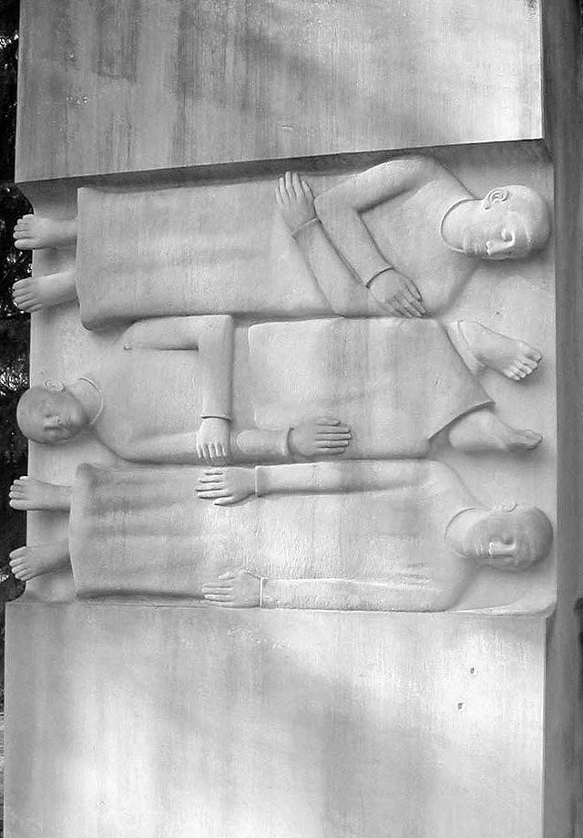 Das Ehrenmal auf dem Friedhof.