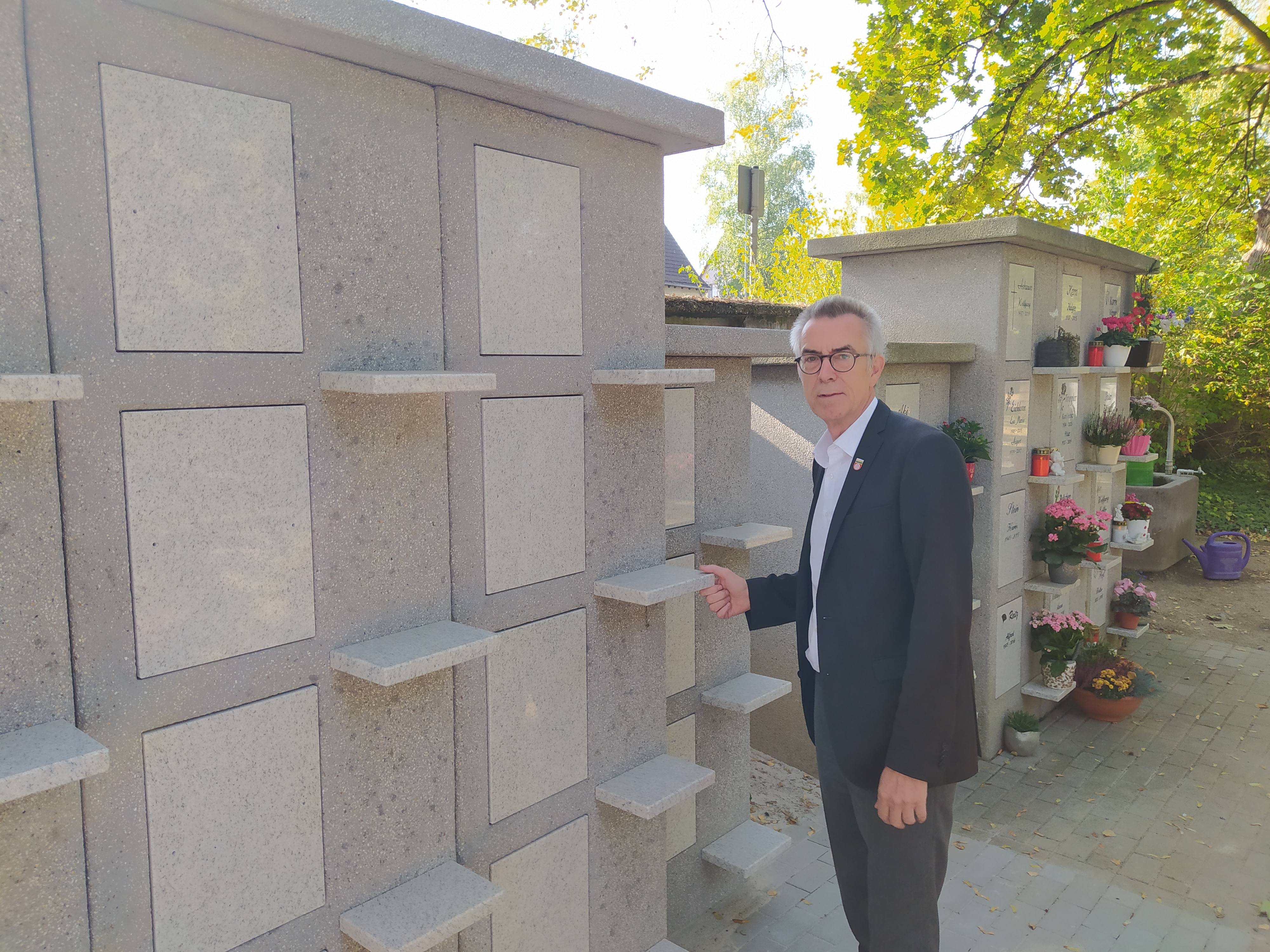 Franz Jirasek vor dem neuen Kolumbarium.