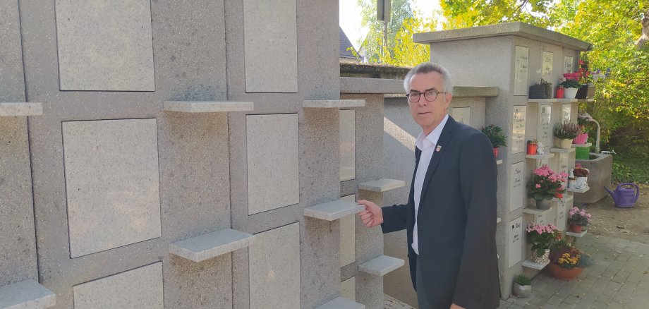 Franz Jirasek vor dem neuen Kolumbarium.