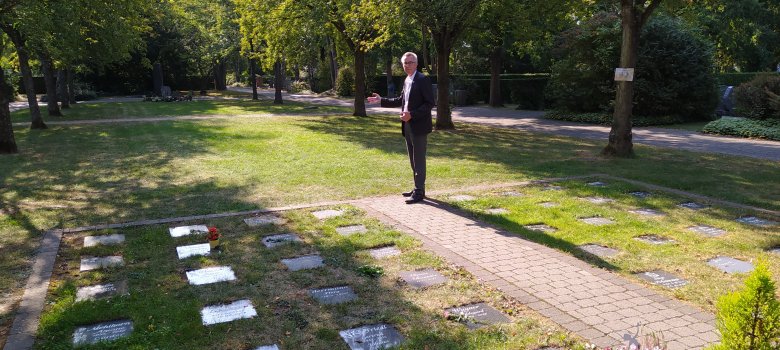 Franz Jirasek zeigt, wo das neue Urnengrabfeld entstehen soll.