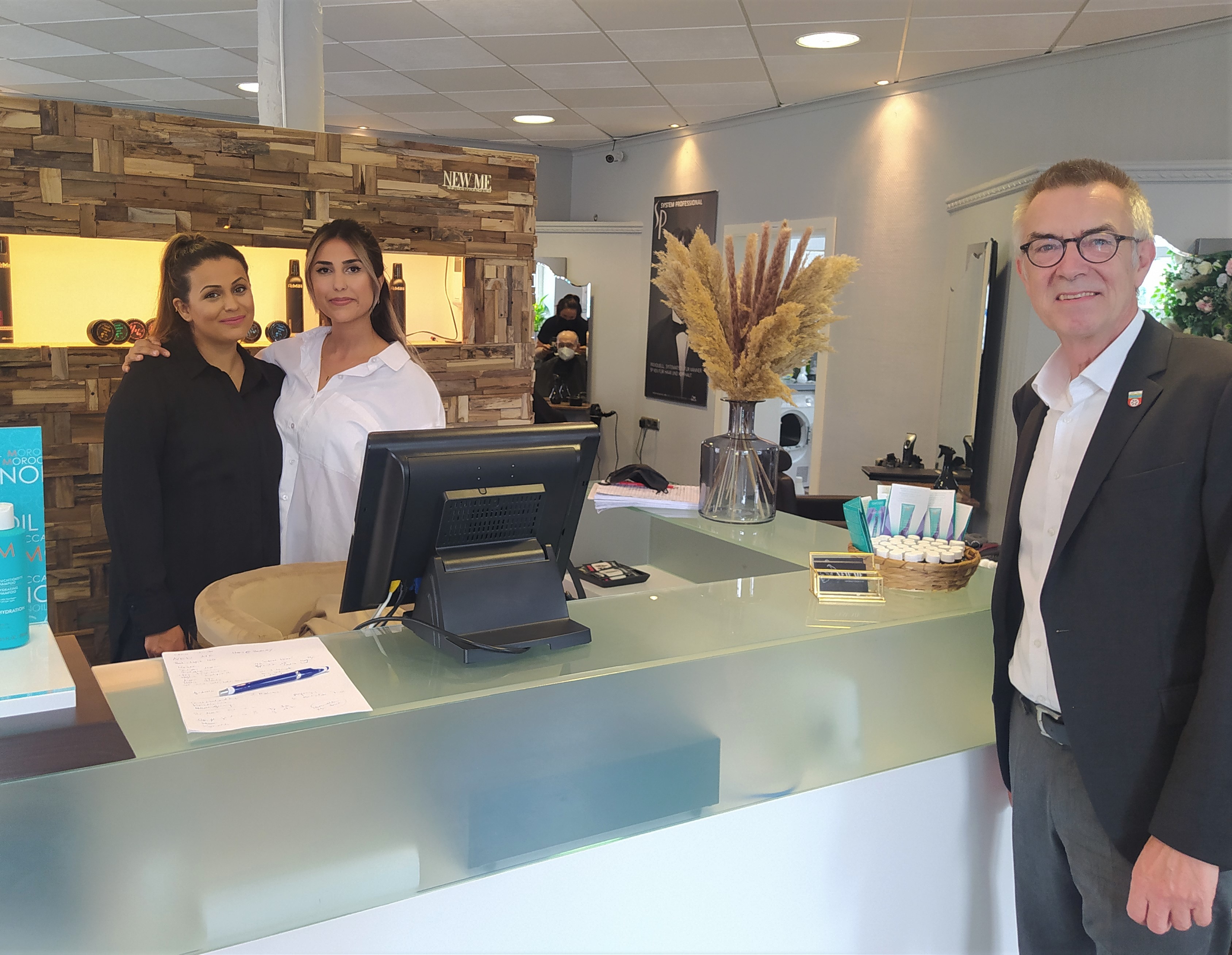 Franz Jirasek mit den Geschäftsführerinnen im neuen Frisörsalon.