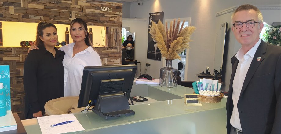 Franz Jirasek mit den Geschäftsführerinnen im neuen Frisörsalon.