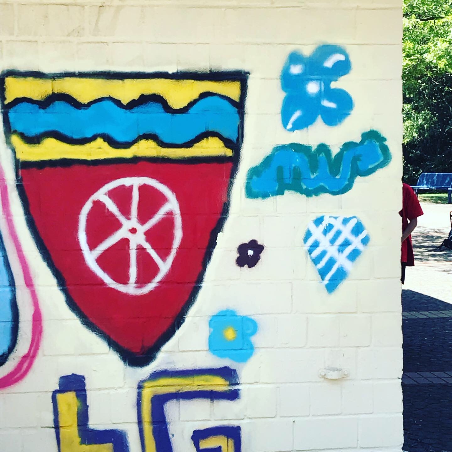 Das Krifteler Wappen als Graffiti an einer Wand der Wetterschutzhütte.
