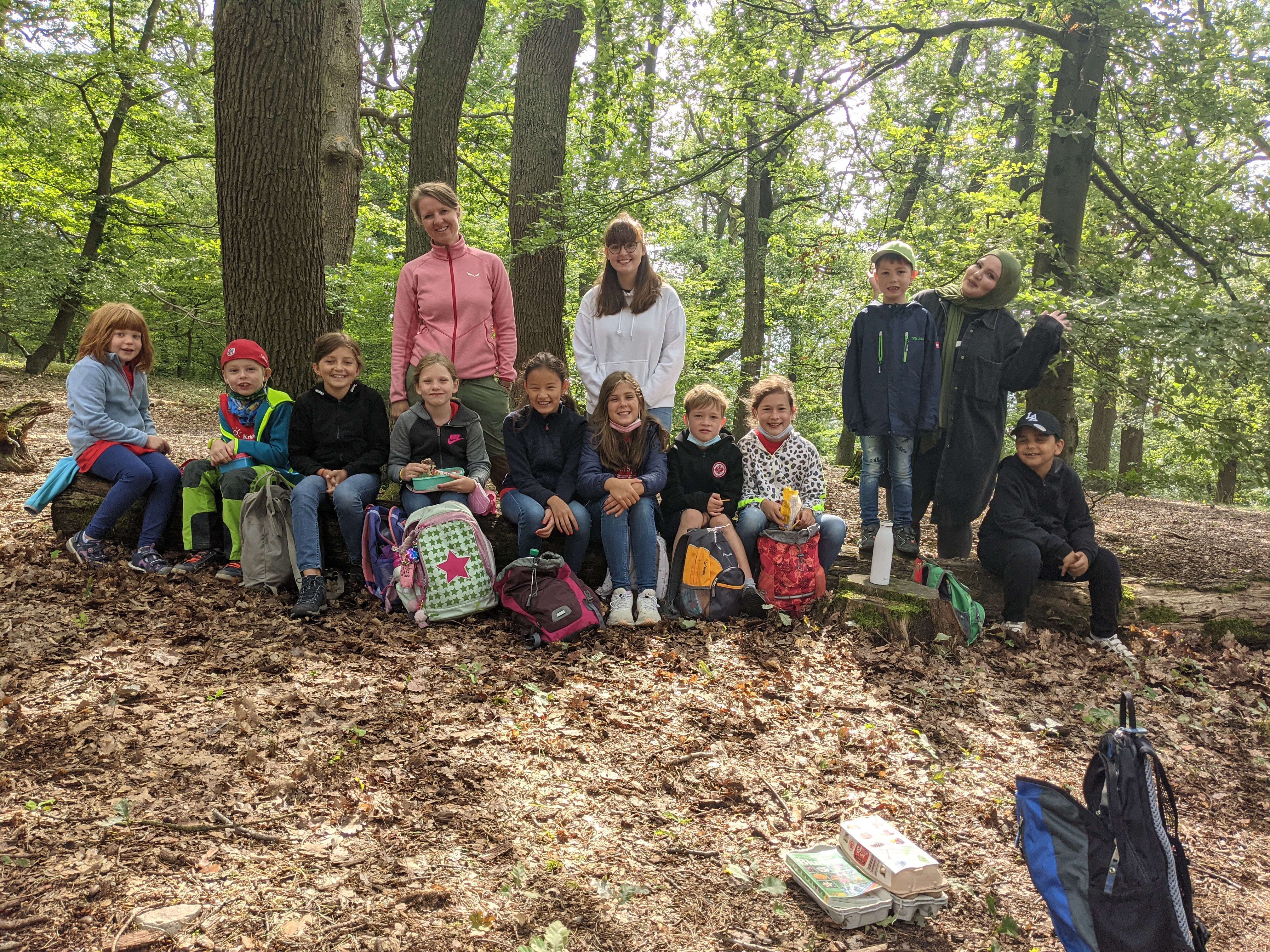 Die Kinder mit Betreuerinnen im Wald.