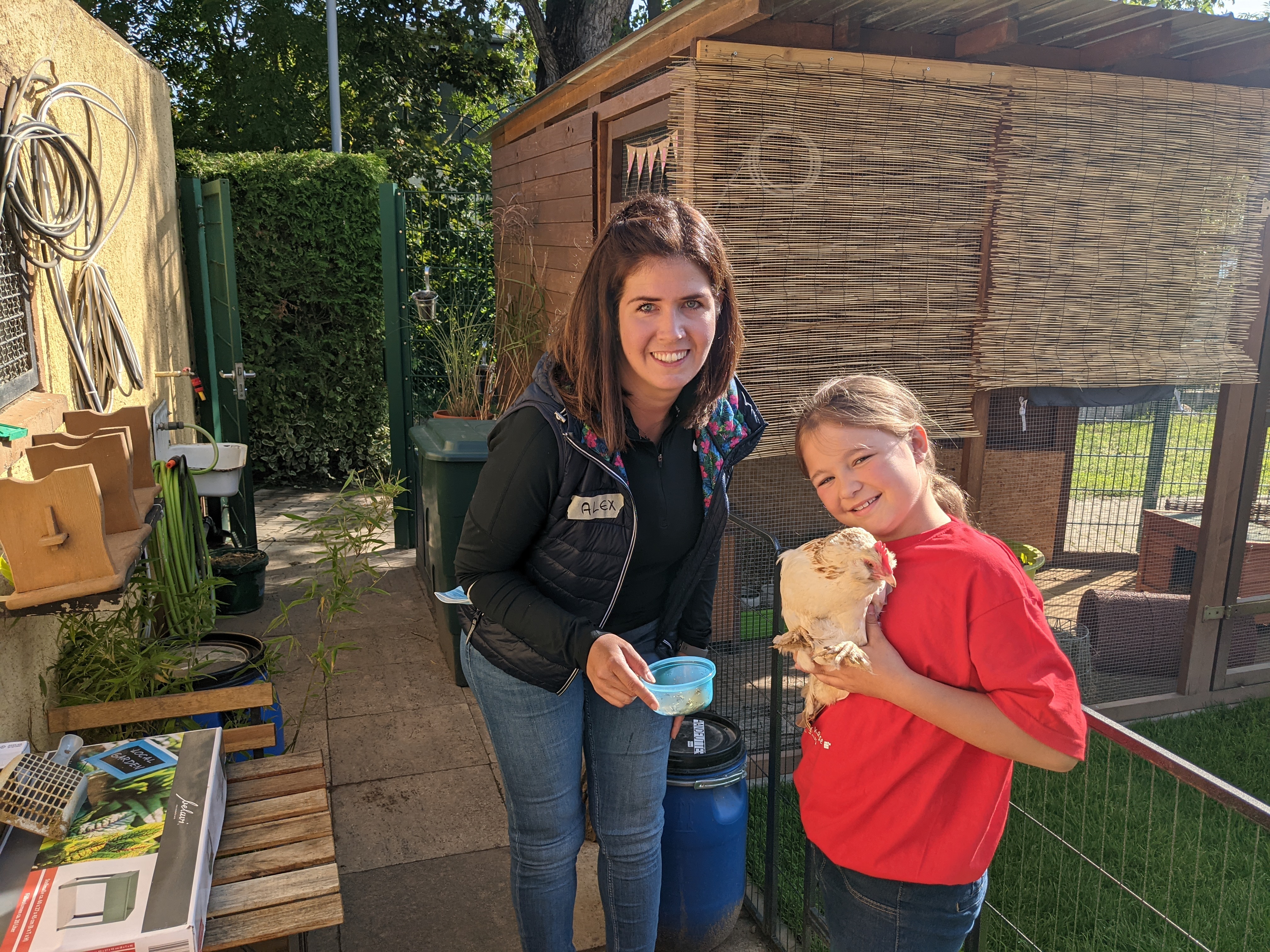 Kind mit Huhn im Arm.