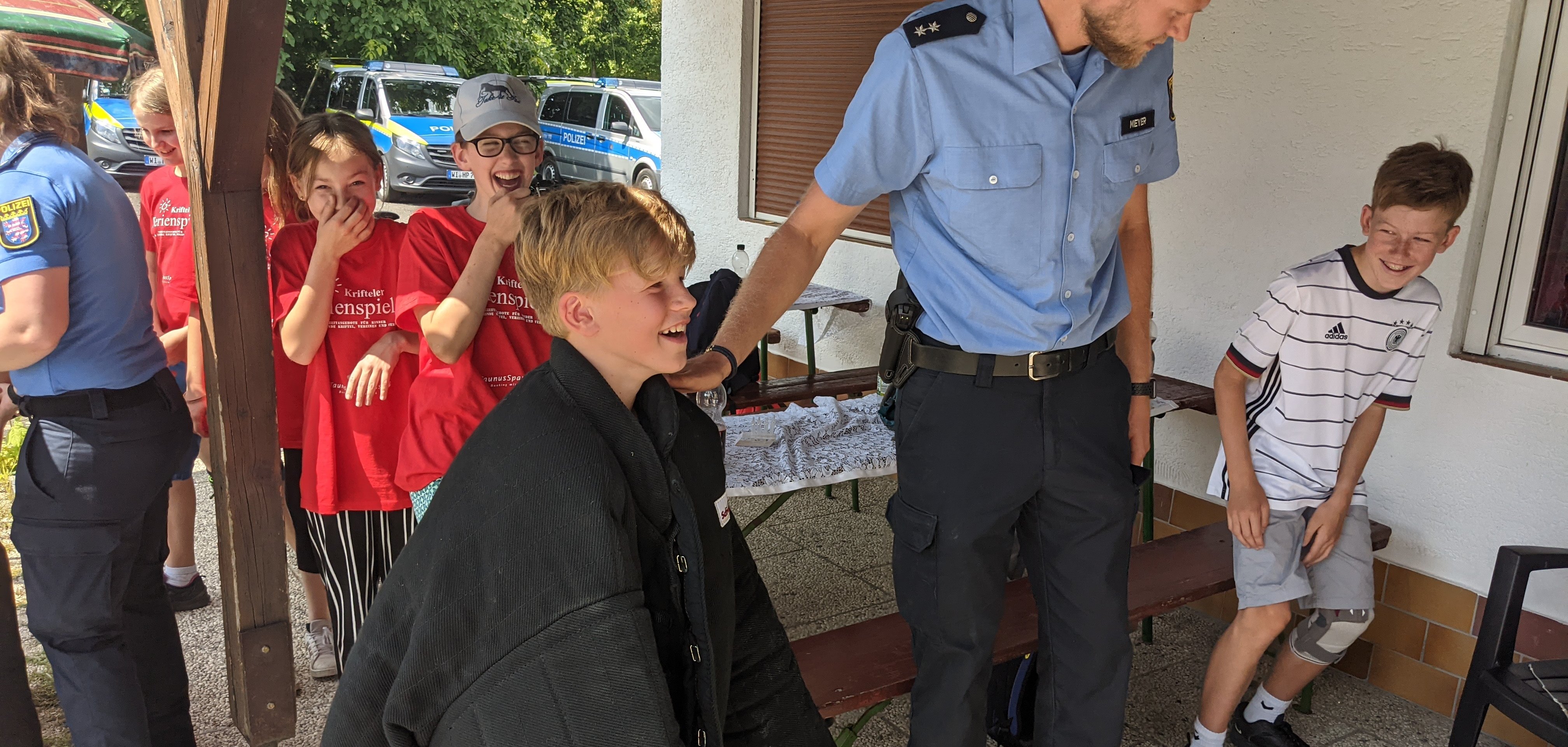 Ein Junge hat einen viel zu großen Schutzanzug an.