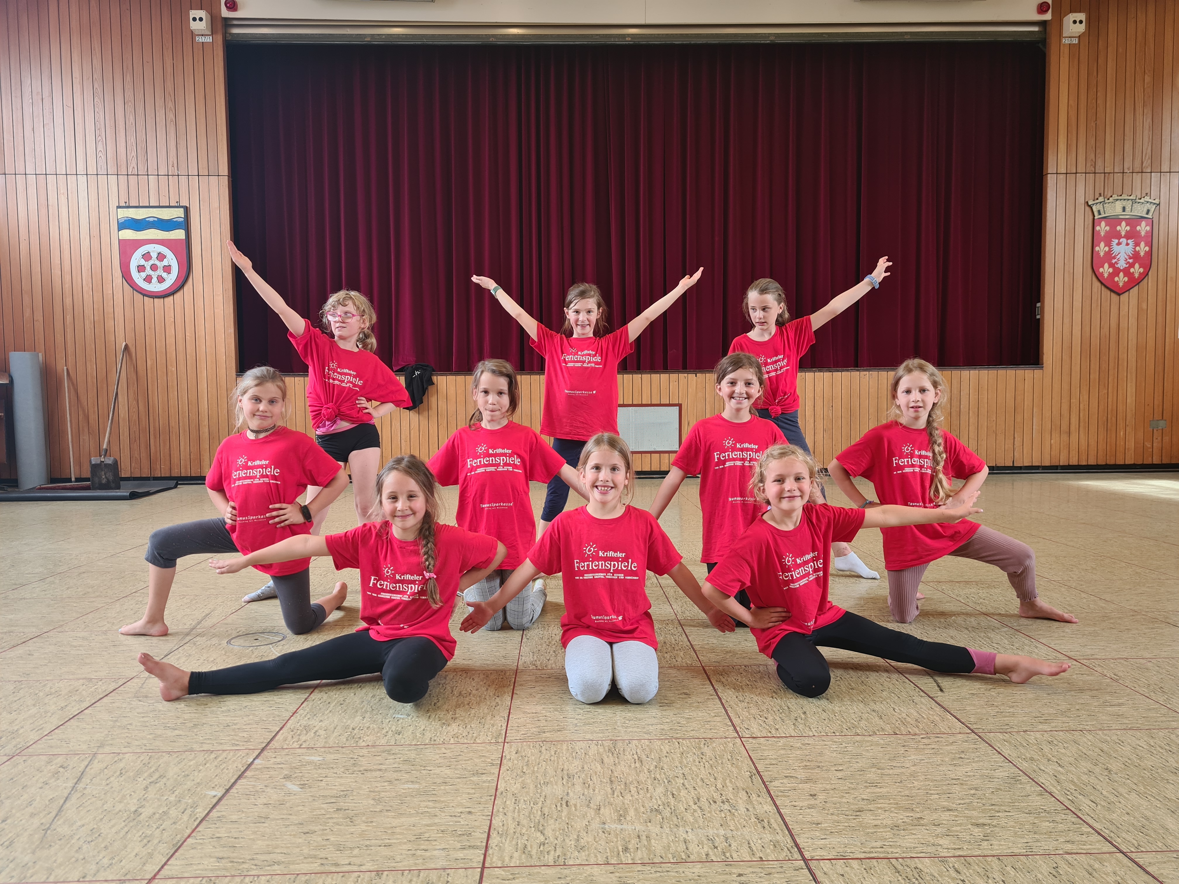 Die jungen Tänzerrinnen in Formationsaufstellung. 